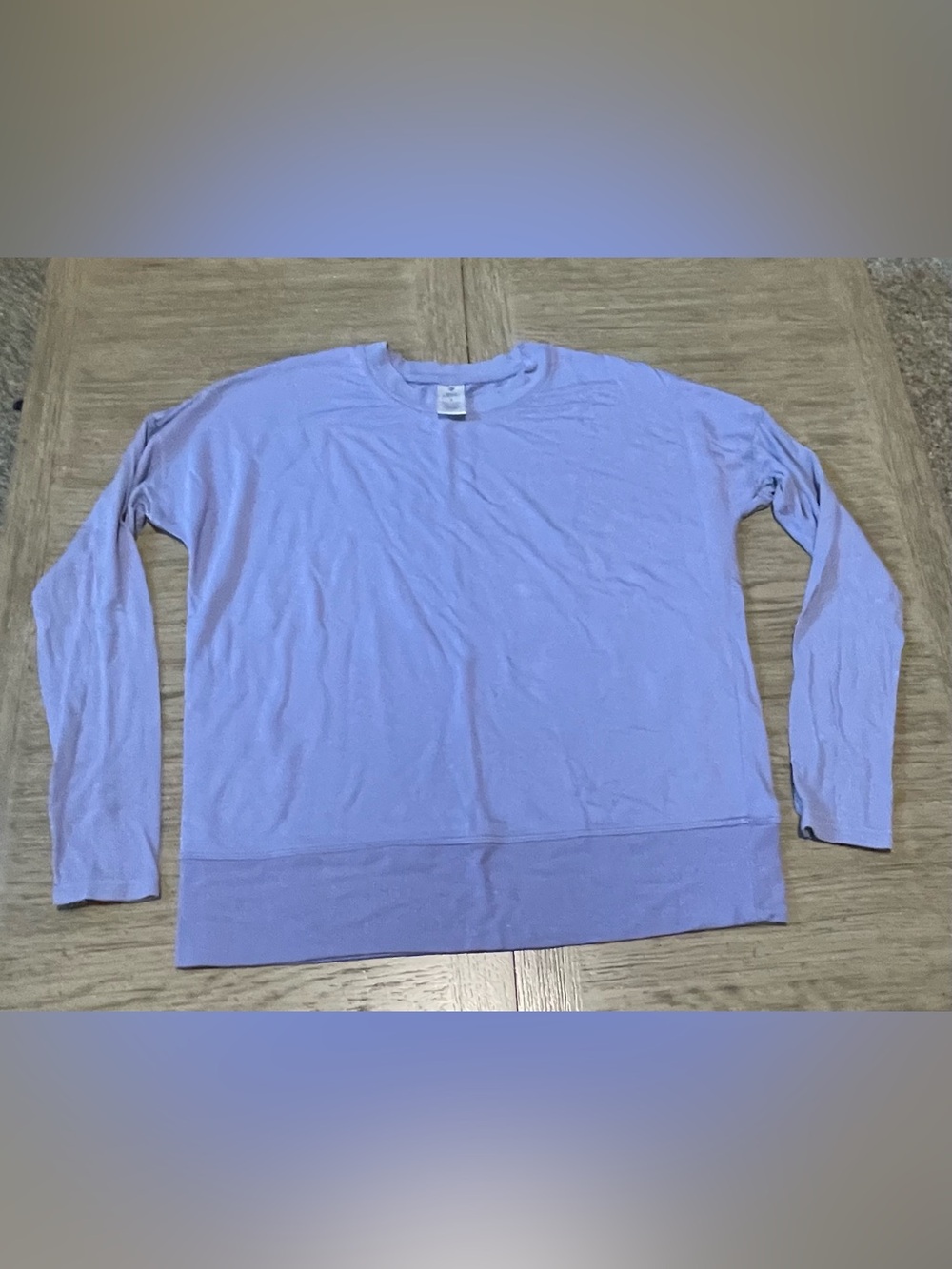 Members Mark lavendar top, small, super soft, has thumb holes.